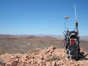 Dispositivo de GPS Diferencial en el afloramiento de Djebel Bou Bahar, Marruecos.