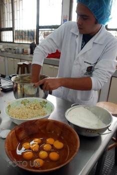 Óscar Zuluaga, estudiante de la UN, cocina alimentos enriquecidos con soya.