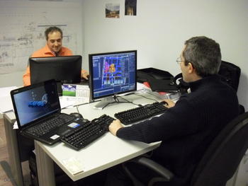 Dos técnicos de Interob trabajan en un proyecto.