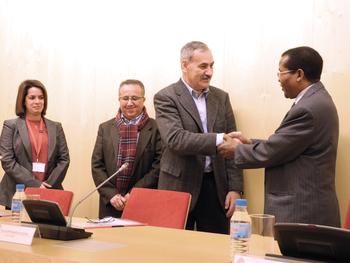 José María Bermúdez de Castro, director del Centro Nacional de Investigación sobre la Evolución Humana (Cenieh), y Abdelkader Henni, rector de la Universidad de Argel, tras la firma del convenio.