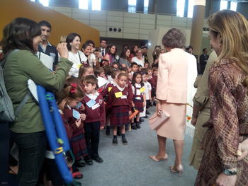 La Reina Sofía saluda a un grupo de escolares durante la inauguración de la bienal.