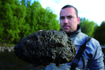 El investigador Rodrigo Merino muestra roca con didymo (FOTO: CIEP).
