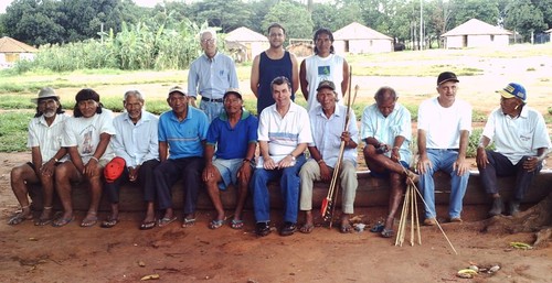 Equipo de investigadores con los indios xavante. Foto: A. Dal Fabbro.