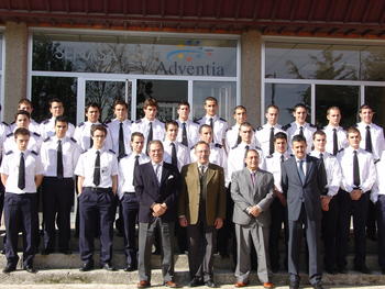 Los responsables de Adventia y la Universidad de Salamanca posan con la II promoción de alumnos del Grado Superior de Aviación Comercial 