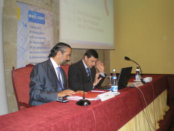 El subdirector general adjunto del CCN, Luis Jiménez, junto al presidente del Inteco, Enrique Martínez en la firma del convenio de colaboración