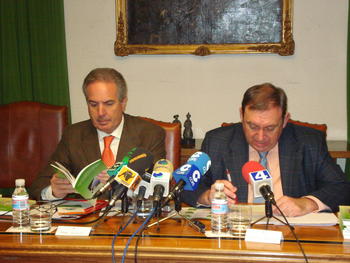 Rafael Encinas y Antonio Rodríguez presentan las 'Jornadas de Investigación 2008' de Caja Segovia.