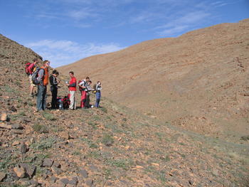 Grupo de geólogos en el alfloramiento de Djebel Bou Bahar, Marruecos.