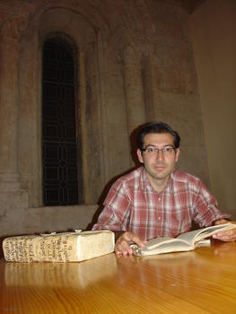 El investigador Miguel Ángel Fuertes, en el Archivo de la Catedral de Salamanca.