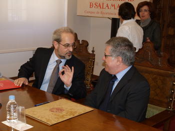 El rector de la Universidad de Salamanca y el representante del Ministerio de Ciencia brasileño conversan.