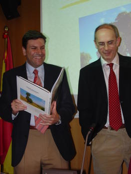 El consejero sujeta el libro sobre árboles singulares de Castilla y León