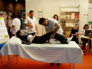 Taller de prevención de lesiones de espalda impartido por alumnos de Fisioterapia.
