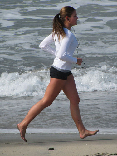 Mujer corriendo en la playa. Foto: Raquel Baranow.