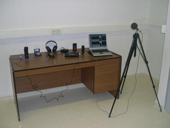 Mesa con diverso instrumental empleado en el Laboratorio de Acústica Aplicada