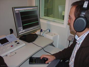 Enrique López Poveda realiza pruebas de sonido en el laboratorio del Incyl.