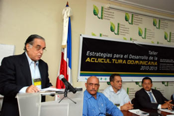 Máximo Nicolas, presidente de ADOA, se dirige a los expertos invitados (FOTO: IDIAF).