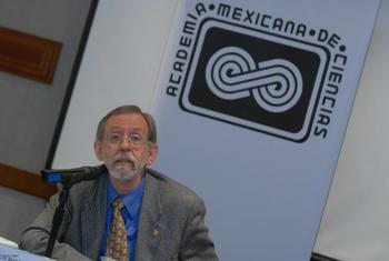 Francisco Bolívar Zapata, coordinador del Comité de Biotecnología de la AMC, rechazó en conferencia de prensa que la investigación de Craig Venter se trate de la creación de vida en un tubo de ensayo. Foto: AMC