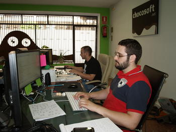 Un informático trabaja en la empresa Chocosoft.