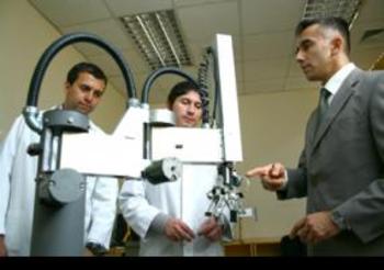 Investigador del Departamento de Ingeniería Eléctrica de la U. de Santiago, Dr. Claudio Urrea (a la derecha).  Foto: Usach.