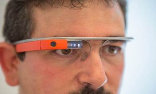 Uno de los participantes del taller con Google Glass Nuevas tecnologías y sus aplicaciones en Farmacia Hospitalaria. 