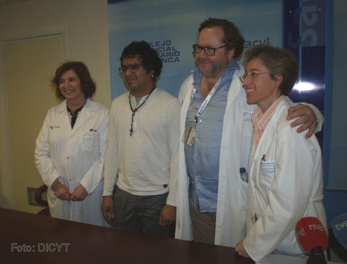 El doctor Jorge García, junto al paciente y otros responsables del Hospital Clínico Universitario de Salamanca.