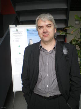 El catedrático de Fisiología Javier Cudeiro en el hall del IBGM de Valladolid.