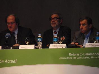 Gabilondo, a la izquierda, junto al rector de la Universidad de Salamanca, José Gómez Asencio, y el consejero de Educación, Juan José Mateos.