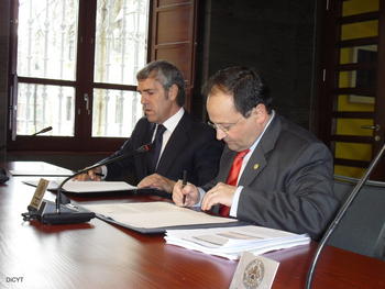 Evaristo Abril y José Moro suscriben el convenio de colaboración.