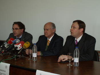 De izquierda a derecha, Antonio Muro, Manuel Elkin Patarroyo y Manuel Alfonso Patarroyo.