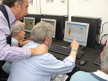 Mayores leoneses participan en un taller de nuevas tecnologías en la carpa 'Conectando generaciones'.