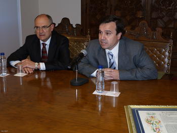 Antonio Carreras, a la izquierda, director general de la Fundación General de la Universidad de Salamanca, y José Ramón Alonso, rector