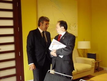 José Moro y Evaristo Abril charlas momentos antes de la firma del convenio de colaboración.