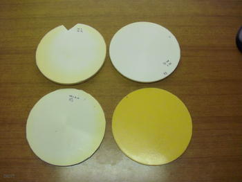 Tres piezas de espuma celular en base a plástico expandidas en diversos grados junto a la pieza de plástico compacto original (abajo a la derecha).