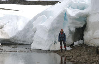 Carmen Domínguez en una de las cuencas glaciares (Foto: Eraso)