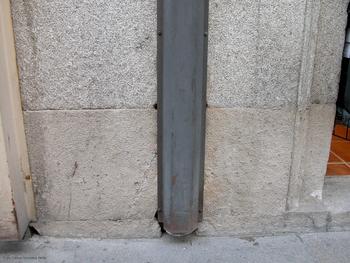 Contraste entre el granito de nódulos y otro granito utilizado en la restauración de la fachada de un edificio en el centro histórico de Salamanca.