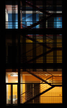 Imagen nocturna del exterior del edificio Quifima (FOTO: UVA). 