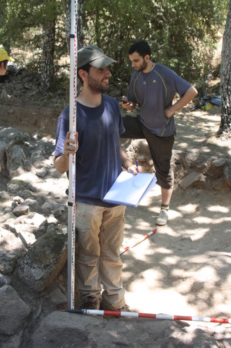 Arqueólogos toman notas y medidas en La Genestosa.