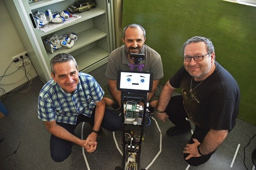 Investigadores con el robot. Foto: UPV.