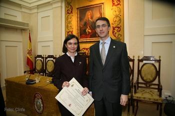 María Paz Valverde recibe el diploma de manos del presidente de Cinfa, Enrique Ordieres