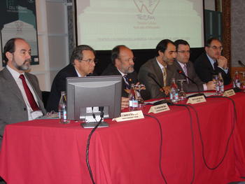 El consejero de Sanidad y el alcalde de Valladolid durante la inauguración del Simposio