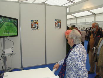 Una anciana juega a la videoconsola Wii.
