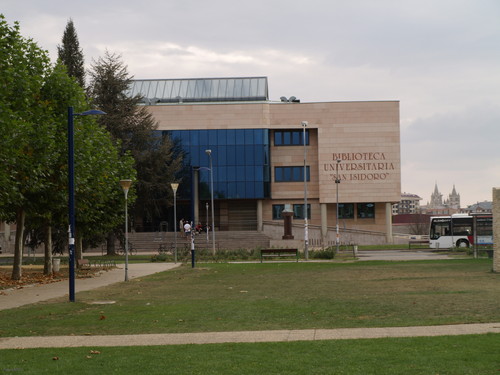 Biblioteca universitaria San Isidoro, en el campus de Vegazana, León.