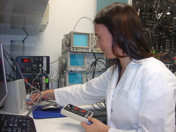 Una investigadora maneja el equipo de sonido del laboratorio.