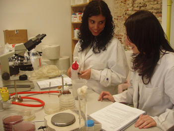 Dos estudiantes trabajando en el laboratorio