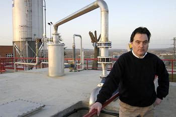 Miguel González Pérez, director de la ETAP, junto a la cámara de ozonización