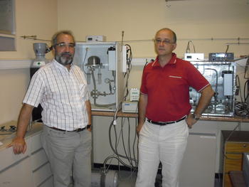 Pedro Prádanos (a la izquierda) y Antonio Hernández, investigadores del Grupo de Superficies y Materiales Porosos (SMAP).