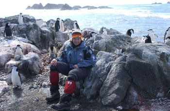 Carmen Domínguez junto a una colonia de pingüinos en la costa antártica (Foto: Eraso)