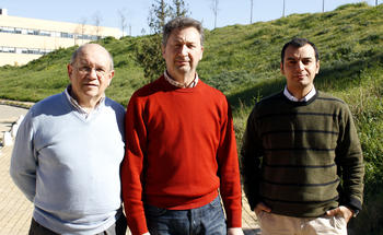 De izquierda a derecha, en la otra fotografía, Manuel Ferreras, Antonio Ruiz y Joaquín Márquez. Foto: UPO.