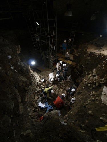 Yacimiento de El Portalón de Cueva Mayor, en la Sierra de Atapuerca/A. Alday y J.M. Carretero