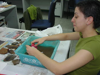 Yolanda Martín, del equipo de Arcadia, limpia unas piezas de cerámica