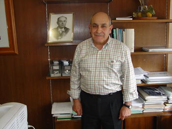 Balbino García Criado, junto al retrato de Felipe Lucena Conde, fundador del Irnasa